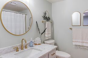 Huron Condo on Lake Erie w/ Balcony & Seating!