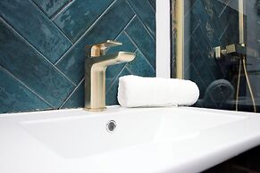 North Road New Luxe Flats with Parking