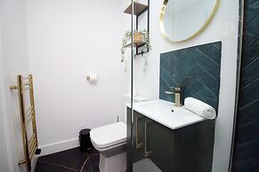 North Road New Luxe Flats with Parking