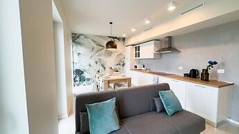 Seafront Modern Farmont Acquamarine Suite