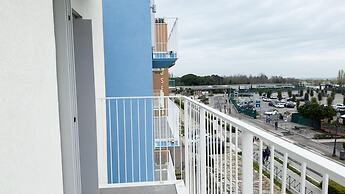 Seafront Modern Farmont Acquamarine Suite