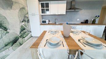 Seafront Modern Farmont Acquamarine Suite