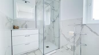 Seafront Modern Farmont Flamingo Suite