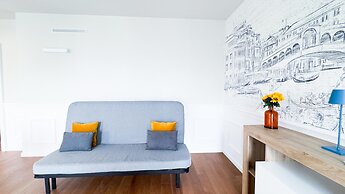 Seafront Modern Farmont Venice Suite