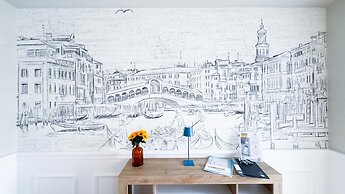 Seafront Modern Farmont Venice Suite