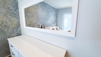 Seafront Modern Farmont Venice Suite