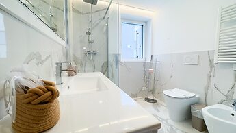 Seafront Modern Farmont Venice Suite