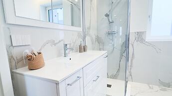 Seafront Modern Farmont Venice Suite