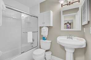 3C Mariners Walk by Avantstay Beach & Pool Access, Enclosed Porch