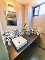 S05 PREMIUM SUITE Full Service WiFi Kitc