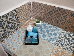 S05 PREMIUM SUITE Full Service WiFi Kitc