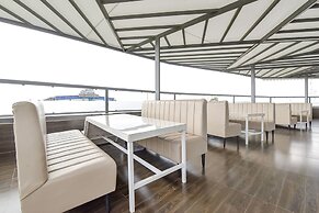 Fabhotel Prime The Grey Circle