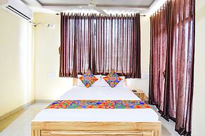 Fabexpress Prajakta Holiday Inn