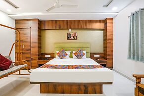 Fabhotel Ratna Palace