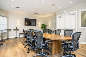 Beautiful Modern Condo, Near the Parks! 3021