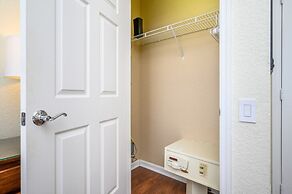 Beautiful Modern Condo, Near the Parks! 3021