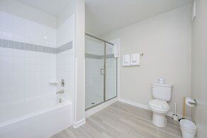 Brand New Modern Vista Cay Reserve Condo - 6005