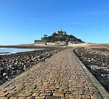 Cozy Coastal Lodge in Hayle