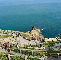 Cozy Coastal Lodge in Hayle