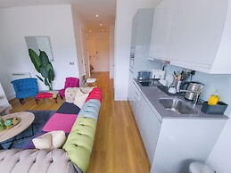 Captivating 1-bed Apartment in Slough With Kingbed