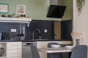 WestSide Garden Apartments by Urbanrent