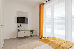 WestSide Garden Apartments by Urbanrent