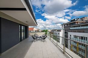 WestSide Garden Apartments by Urbanrent