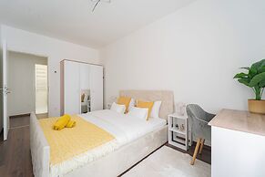 WestSide Garden Apartments by Urbanrent