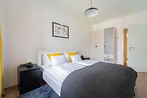 WestSide Garden Apartments by Urbanrent