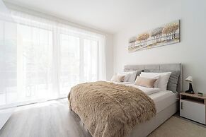 WestSide Garden Apartments by Urbanrent