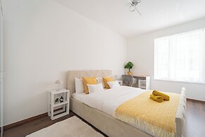 WestSide Garden Apartments by Urbanrent