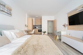 WestSide Garden Apartments by Urbanrent