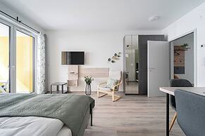 WestSide Garden Apartments by Urbanrent