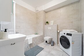 WestSide Garden Apartments by Urbanrent