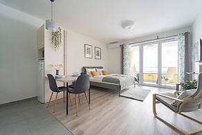 WestSide Garden Apartments by Urbanrent