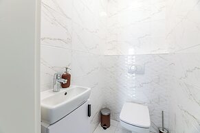 WestSide Garden Apartments by Urbanrent