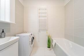 WestSide Garden Apartments by Urbanrent