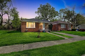 Queen G2 Mansion 3 Bedroom Home by RedAwning