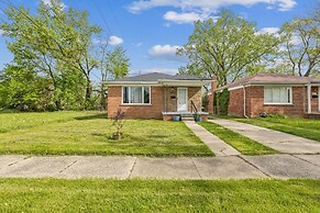 Queen G2 Mansion 3 Bedroom Home by RedAwning