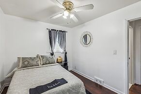 Queen G2 Mansion 3 Bedroom Home by RedAwning