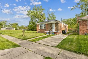 Queen G2 Mansion 3 Bedroom Home by RedAwning