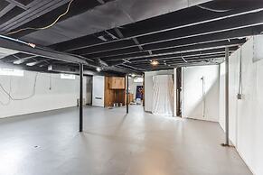 Queen G2 Mansion 3 Bedroom Home by RedAwning