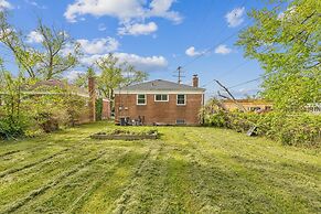 Queen G2 Mansion 3 Bedroom Home by RedAwning