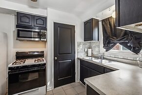 Queen G2 Mansion 3 Bedroom Home by RedAwning