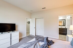 Near Disney & Legoland: Spacious Poolside Oasis!