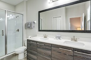 Near Disney & Legoland: Spacious Poolside Oasis!