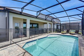 Near Disney & Legoland: Spacious Poolside Oasis!