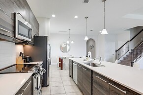 Near Disney & Legoland: Spacious Poolside Oasis!