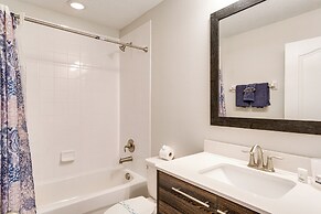 Near Disney & Legoland: Spacious Poolside Oasis!