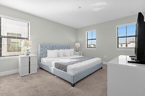 Near Disney & Legoland: Spacious Poolside Oasis!